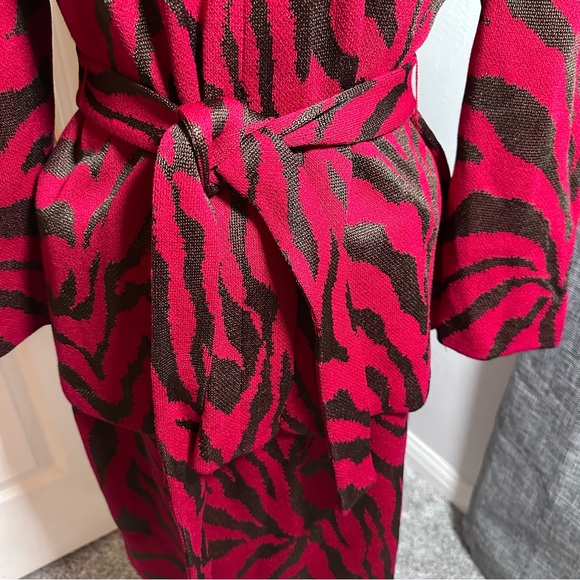 ST. JOHN Women’s 2Pcs Dress Knit Suit, Animal Print, Size 12, Jacket Skirt Set - Picture 9 of 9